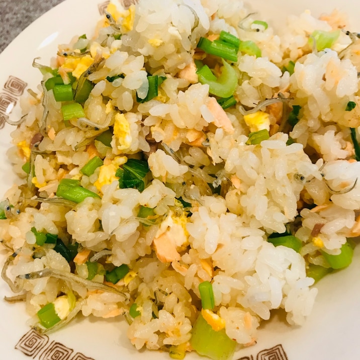 ピリ辛★鮭とかぶの葉、卵の混ぜご飯